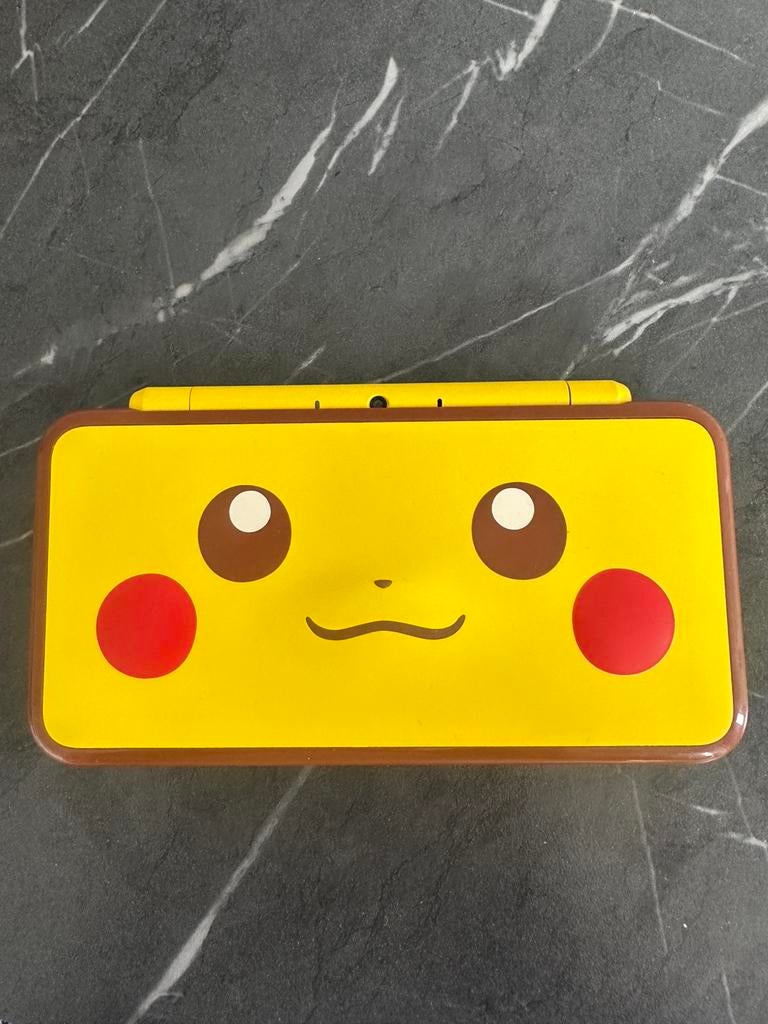 New nintendo 2ds xl pikachu editie, Spelcomputers en Games, Spelcomputers | Nintendo 2DS en 3DS, Ophalen of Verzenden, Zo goed als nieuw