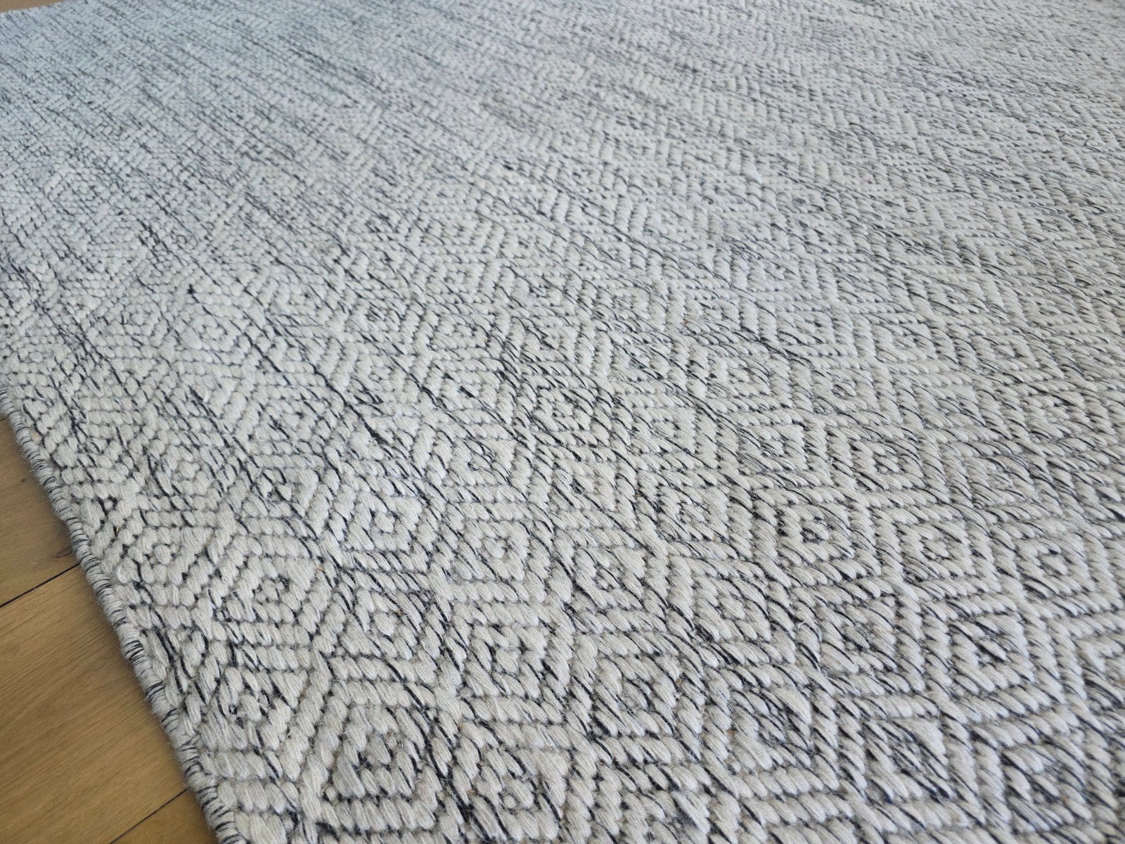 Linie Design Nyoko White Vloerkleed - 170x240 cm, Ophalen, 200 cm of meer, Zo goed als nieuw, Zwart