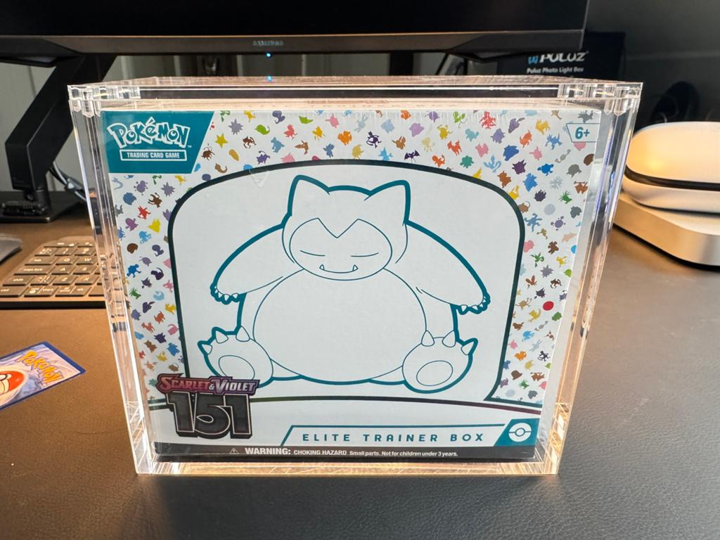 151 ETB sealed met acryl, Hobby en Vrije tijd, Verzamelkaartspellen | Pokémon, Ophalen of Verzenden, Zo goed als nieuw, Boosterbox