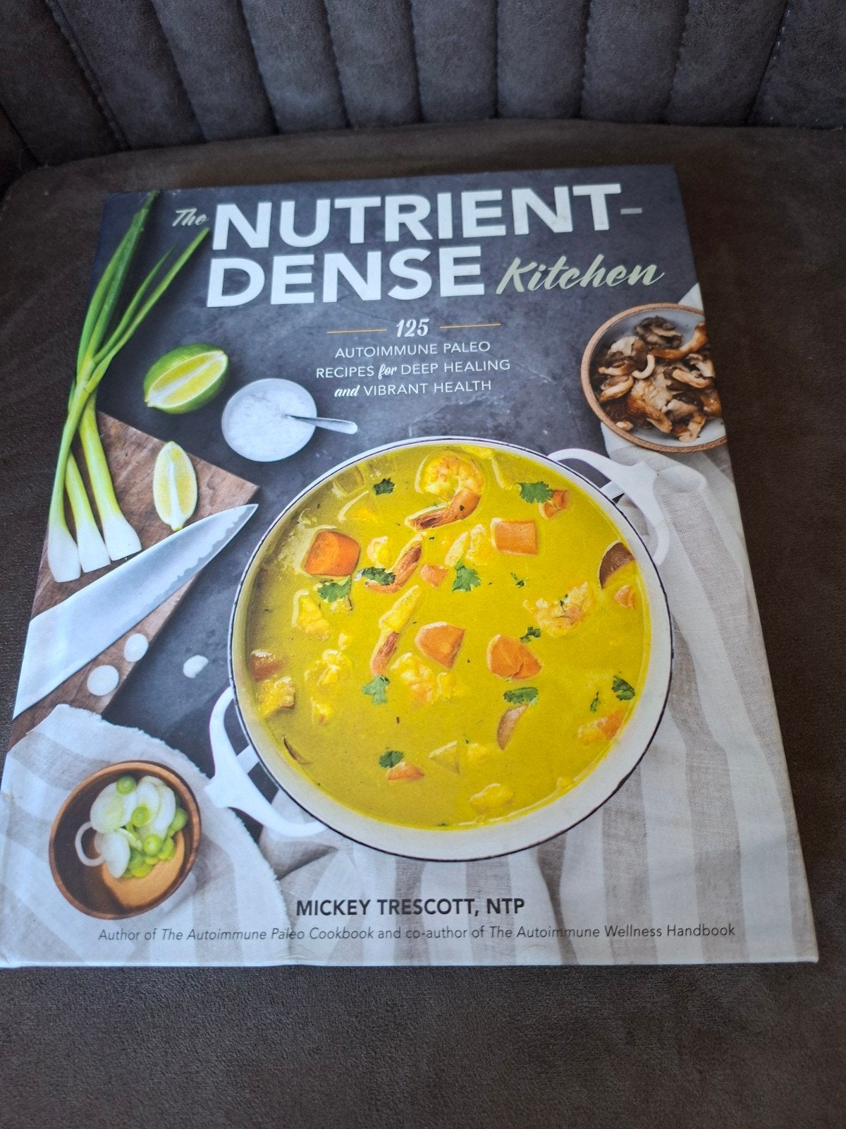 The Nutrient-Dense Kitchen: Autoimmune Paleo Recepten, Boeken, Hoofdgerechten, Ophalen of Verzenden, Zo goed als nieuw, Overige gebieden