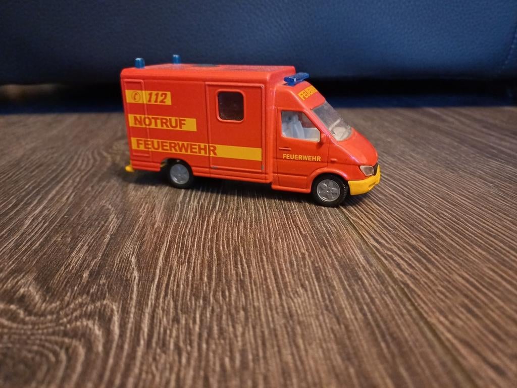 SIKU brandweerwagen/ambulance (Mercedes Sprinter), Hobby en Vrije tijd, Modelauto's | 1:32, Ophalen of Verzenden, Gebruikt, Auto
