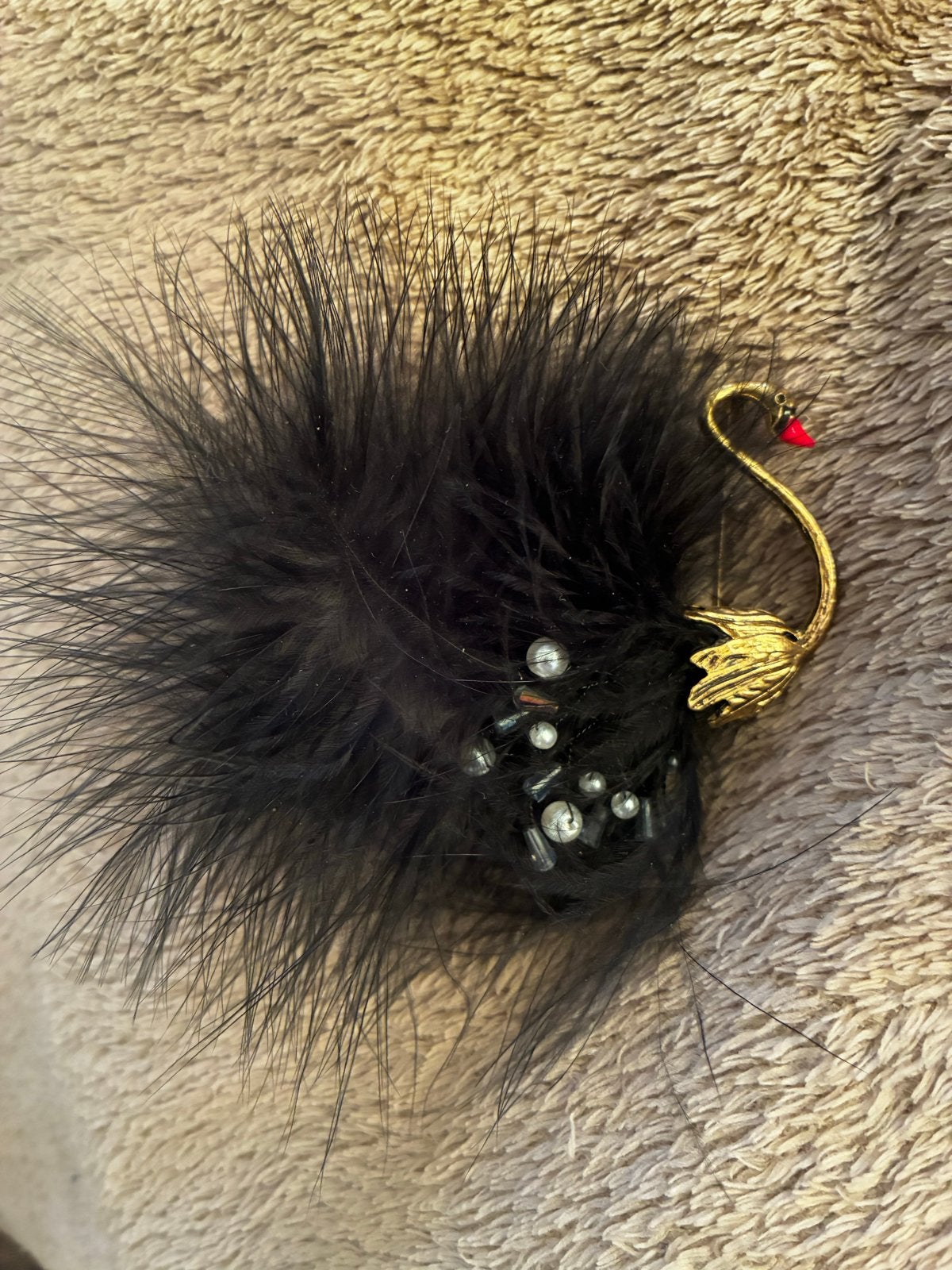Elegante Zwarte Zwaan Broche met Veren en Kralen, Overige materialen, Zwart, Nieuw, 7 tot 10 cm