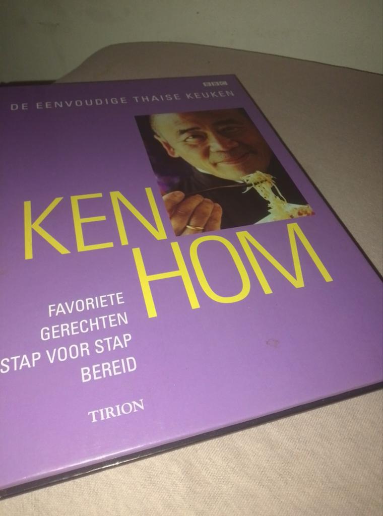De Eenvoudige Thaise Keuken - Ken Hom Kookboek, Boeken, Kookboeken, Gelezen, Azië en Oosters, Hoofdgerechten, Ophalen of Verzenden