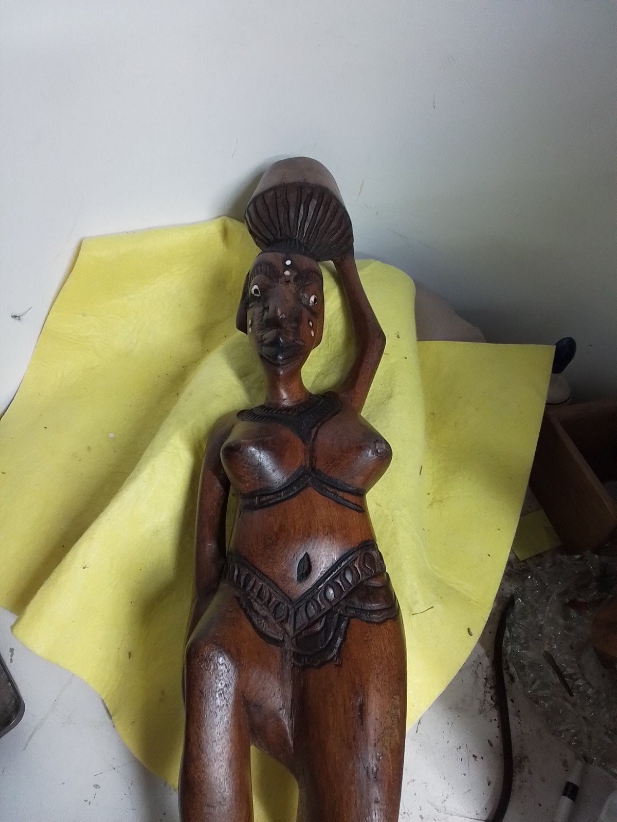 15719) mooi zwaar houten beeld  dame met kruik hoog 65cm, Antiek en Kunst, Ophalen of Verzenden