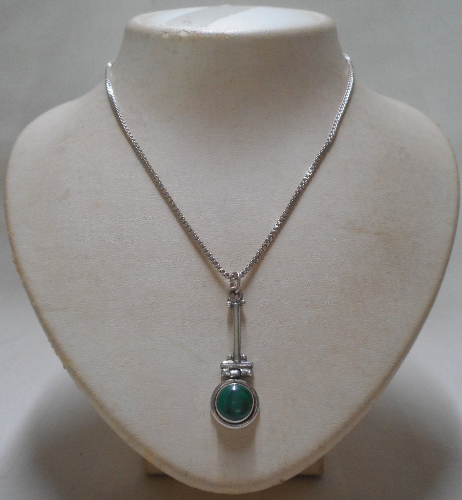 Zilveren ketting met vintage hanger met malachiet nr.1633