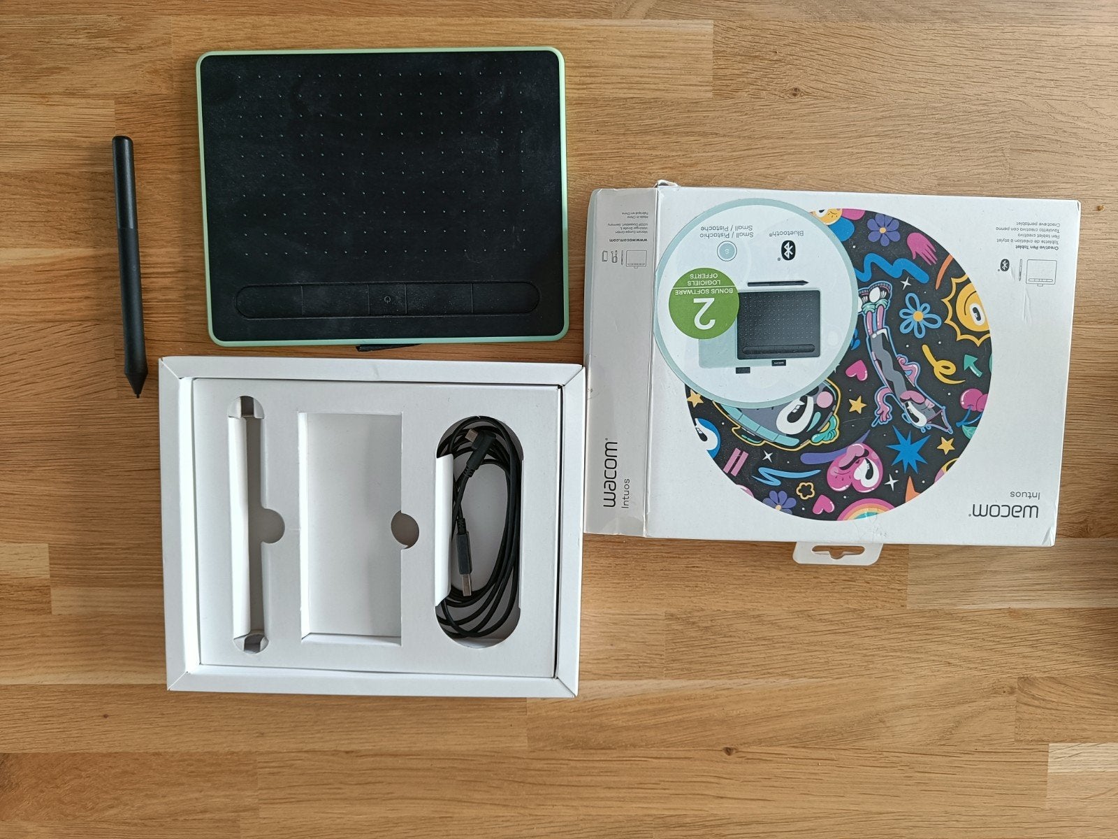 Wacom Intuos tekentablet met pen en doos, Computers en Software, Tekentablets, Zo goed als nieuw, Draadloos, Multi-touch, Ophalen of Verzenden