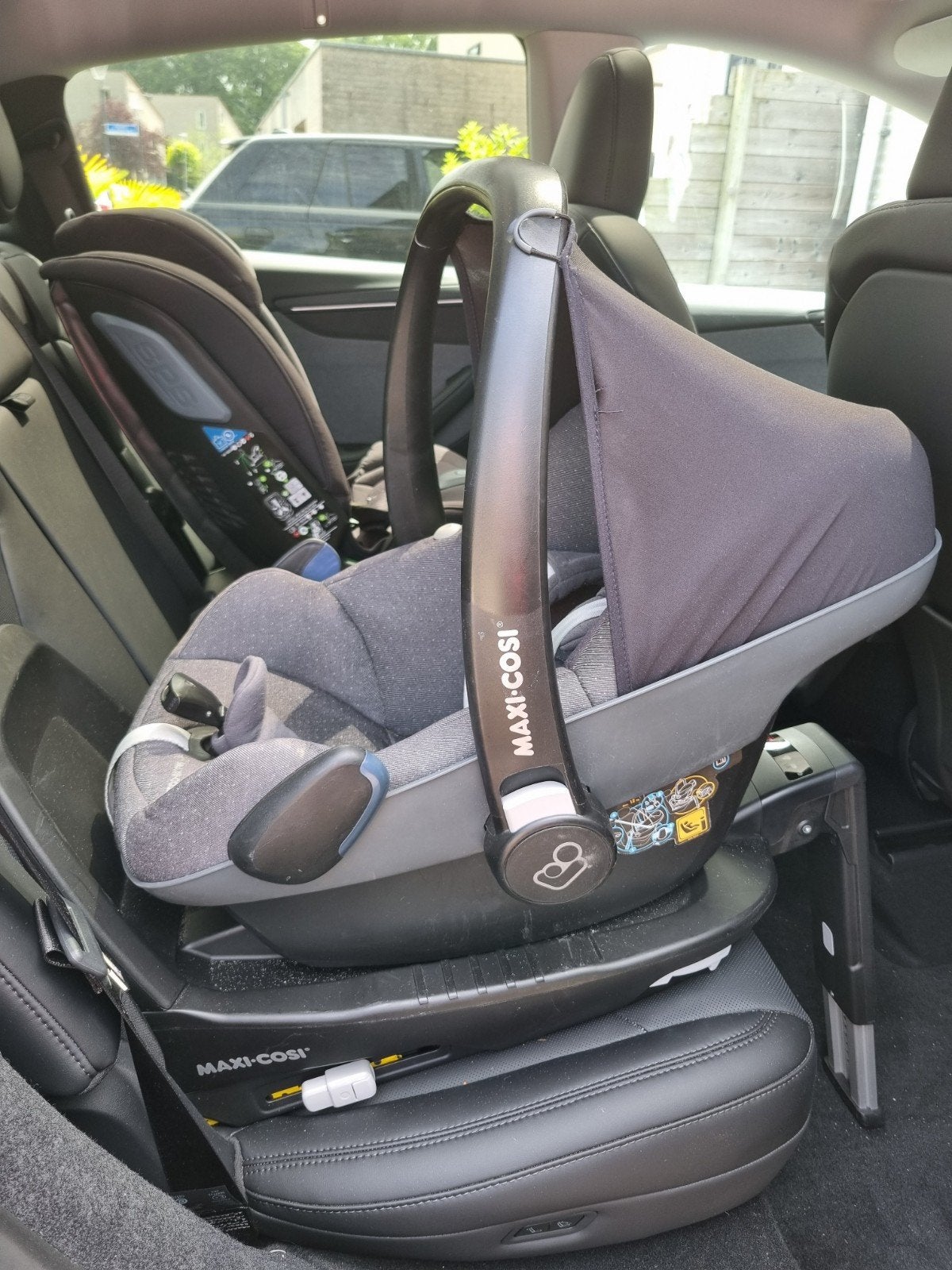 Maxi Cosi Pebble Plus met baby verkleiner, Kinderen en Baby's, Autostoeltjes, Ophalen, Autogordel of Isofix, Zijbescherming, Zo goed als nieuw