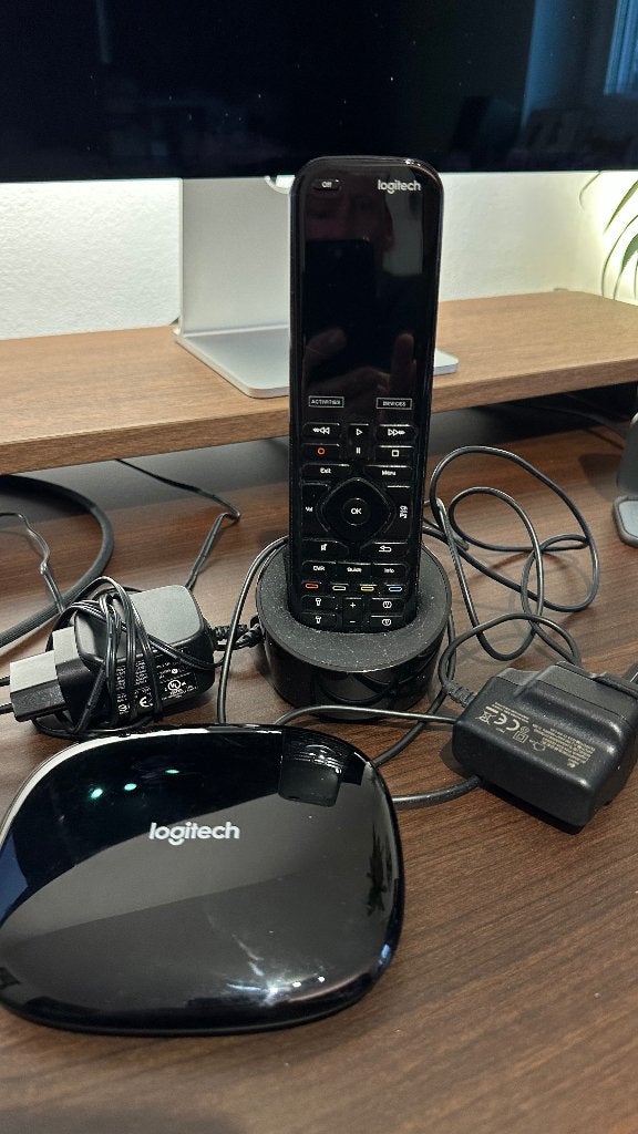 Logitech Harmony Elite afstandsbediening met hub, Gebruikt, Universeel, Ophalen of Verzenden, Met display