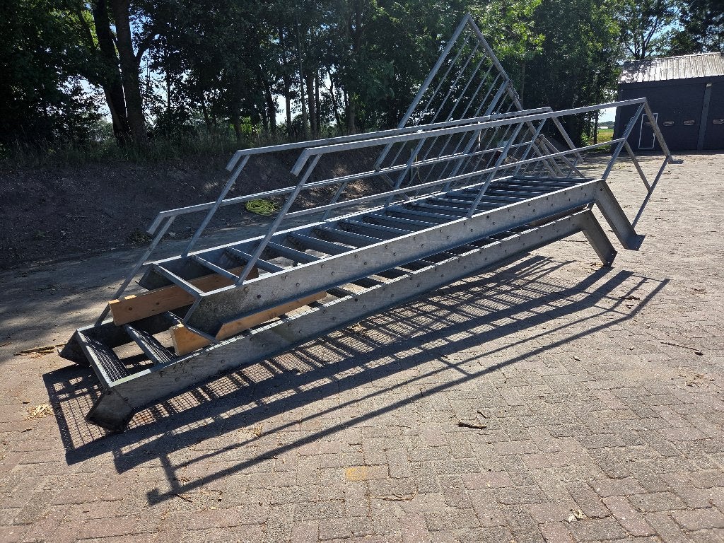 2 x gegalvaniseerde trap met leuning en plateau, Ophalen, Zo goed als nieuw, Minder dan 2 meter