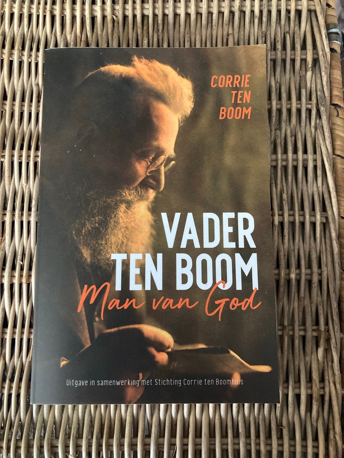 Vader Ten Boom - Man van God (Corrie Ten Boom), Boeken, Ophalen of Verzenden, Zo goed als nieuw, Christendom | Protestants