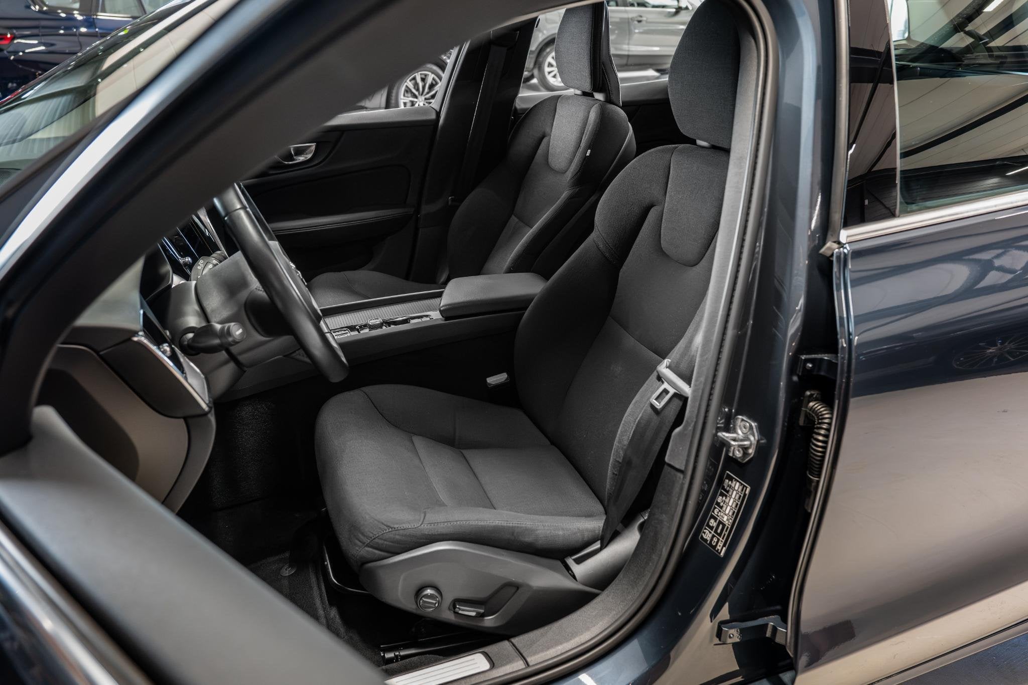 Volvo V60 2.0 B4 Business Pro Harman Kardon l Stoelverwarmin, 4 cilinders, 1969 cc, Blauw, Leder en Stof