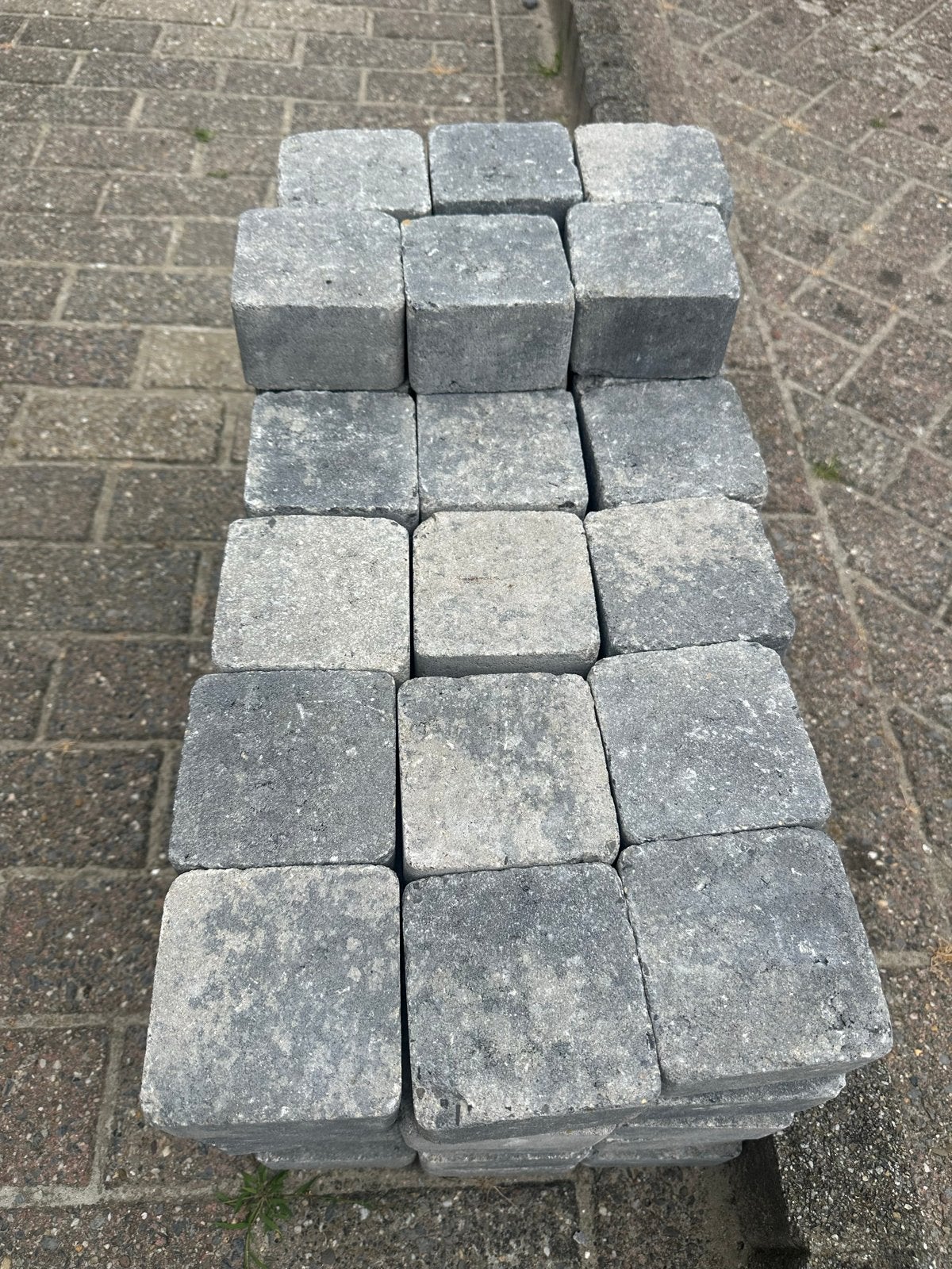 Gratis: 96 nieuwe betonnen Klinkers - Grijs (10x10), Ophalen, Gebruikt, Klinkers, 10 m² of meer