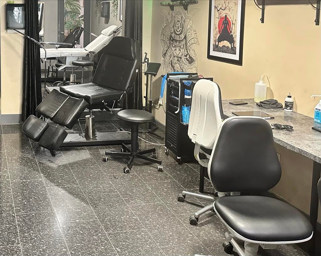 Tattoo stoel en massagetafel., Ophalen