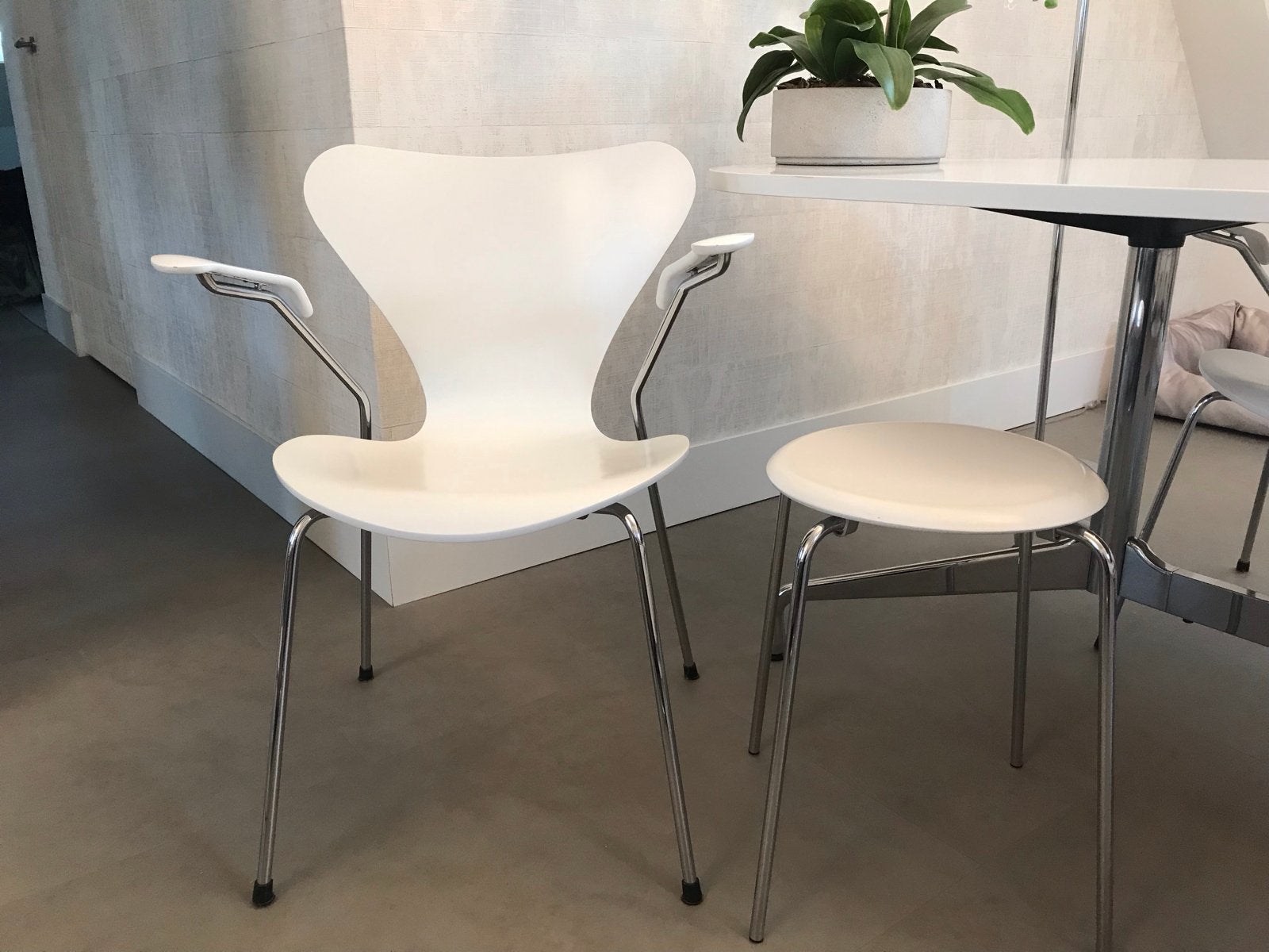 4 Vlinderstoelen met armleuning - Arne Jacobsen/Fritz Hansen, Huis en Inrichting, Ophalen, Gebruikt, Wit, Vier