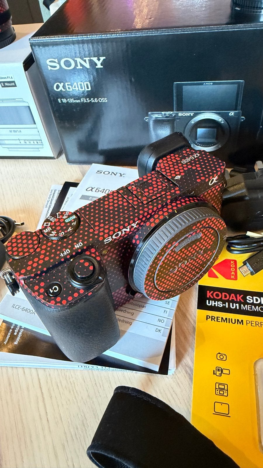 Foto 8 van Sony a6400 met kitlens, camo wrap en veel accessoires