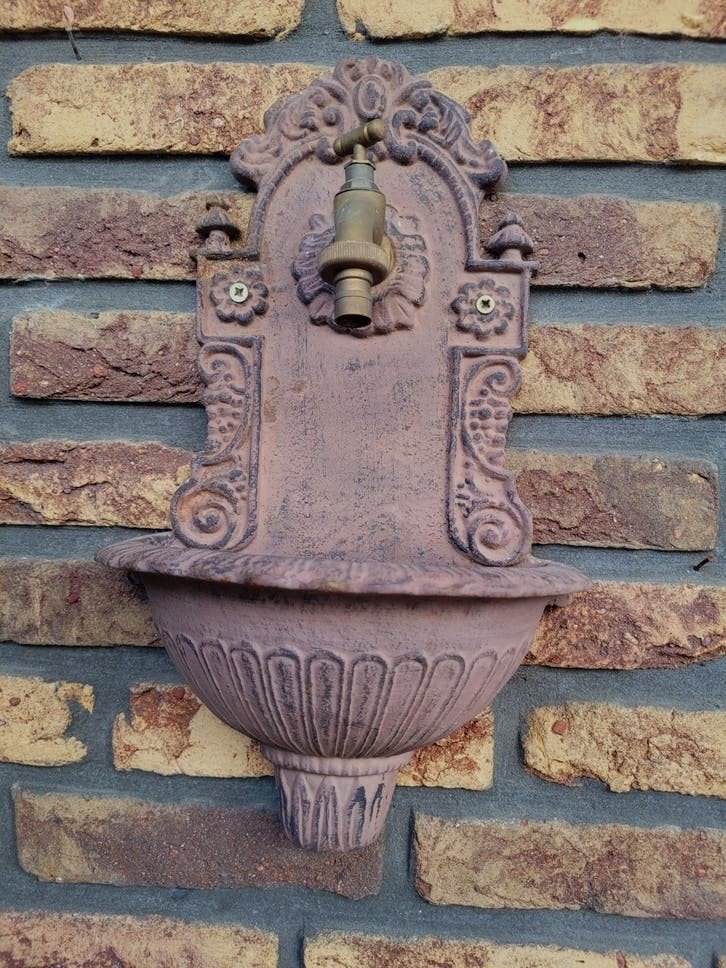 Antieke Gietijzeren Wandfontein / Muurfontein met Messing Kr, Ophalen