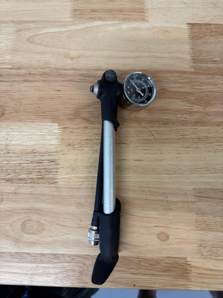 MTB Vering Pomp met Drukmeter, Ophalen of Verzenden, Drukmeter, Gebruikt