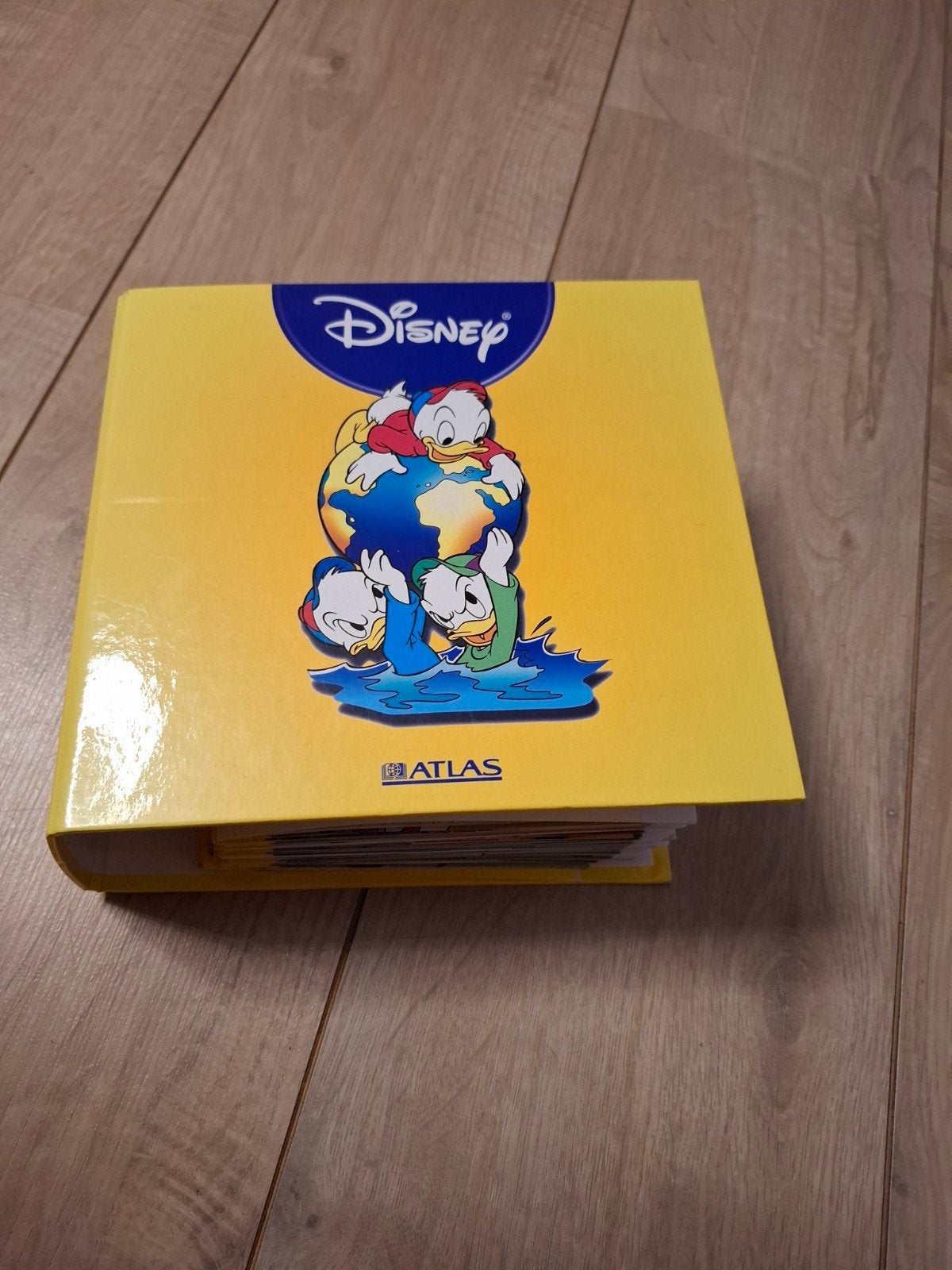 Disney Atlas: veel weetjes over de wered met Donald Duck etc, Ophalen of Verzenden, Overige figuren, Zo goed als nieuw, Boek of Spel