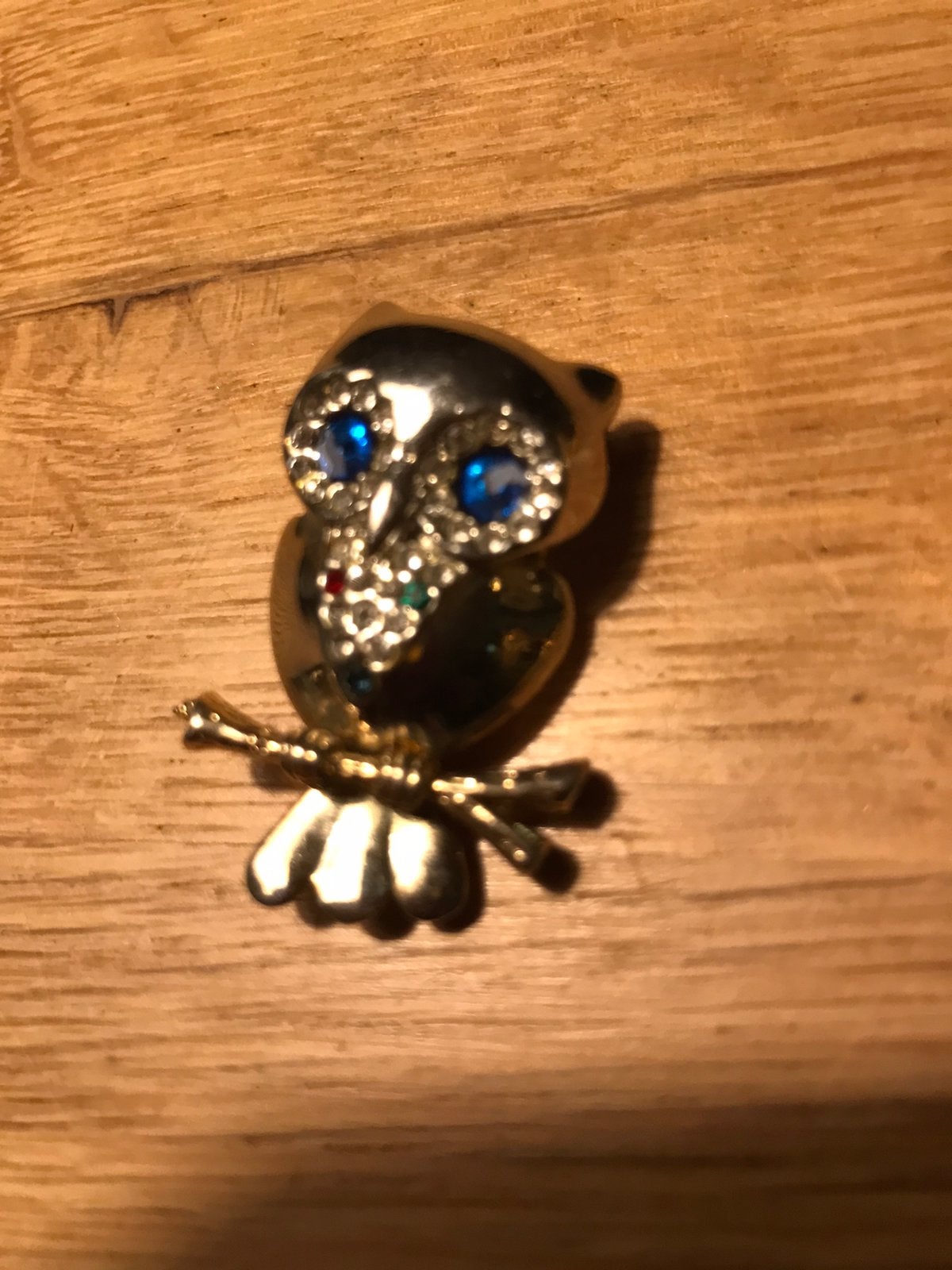 Zilverkleurige broche uiltje, Ophalen of Verzenden, Gebruikt, Zilver, Met strass