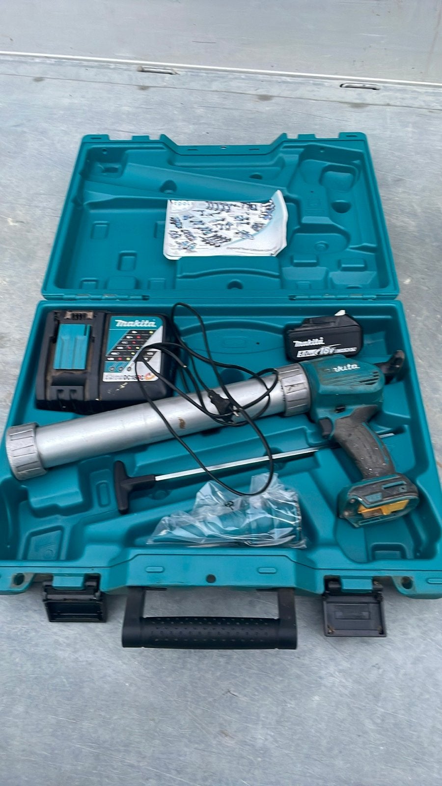 Makita kitspuit met accu en lader in koffer, Ophalen of Verzenden, Gebruikt