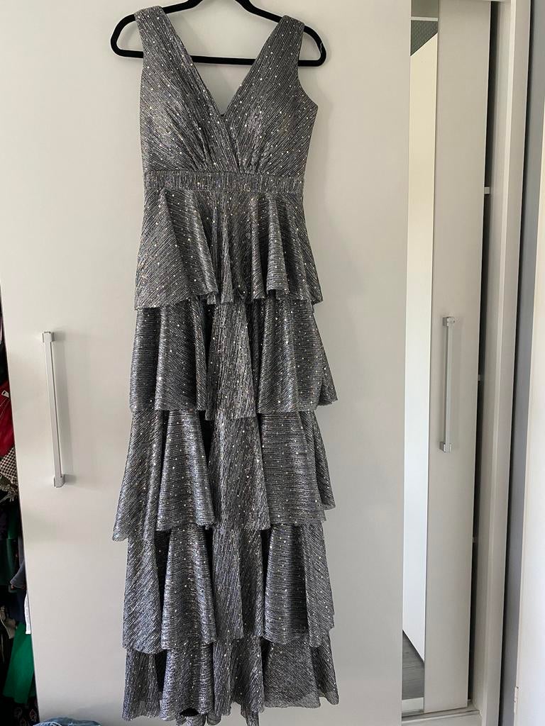 Zilveren glitter layer ruffle open rug gala jurk dress mt M, Kleding | Dames, Maat 38/40 (M), Galajurk, Ophalen of Verzenden, Zo goed als nieuw
