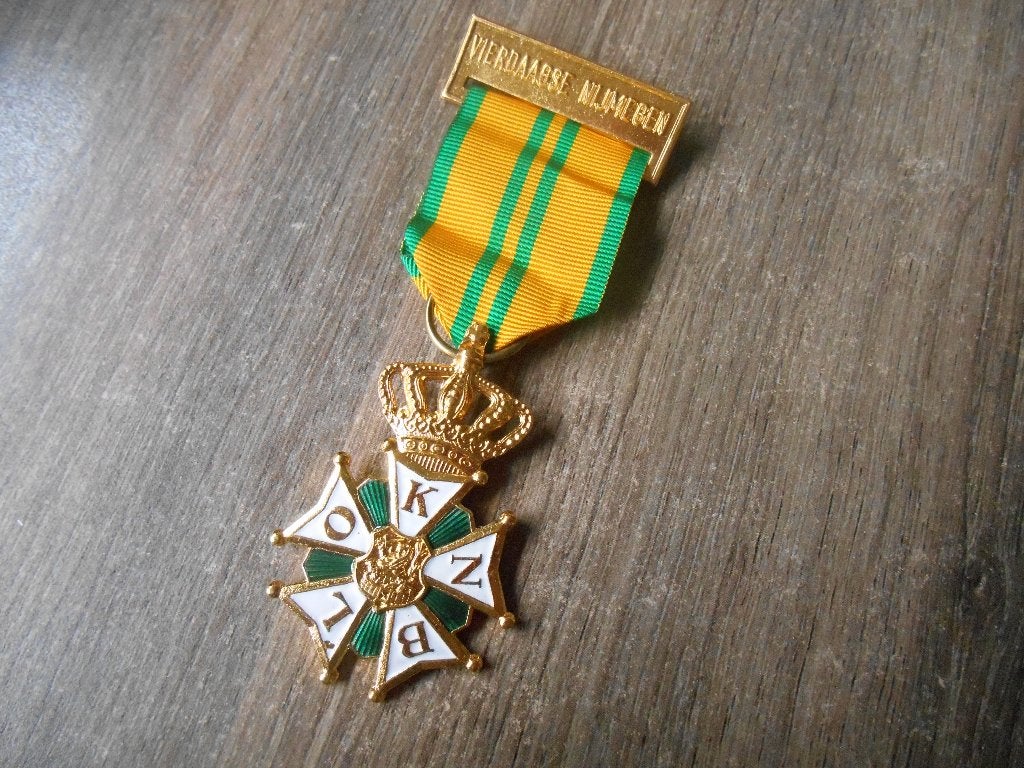 Medaille Vierdaagse Nijmegen voor 11 keer lopen, Verzamelen, Militaria | Algemeen, Ophalen of Verzenden, Landmacht, Nederland