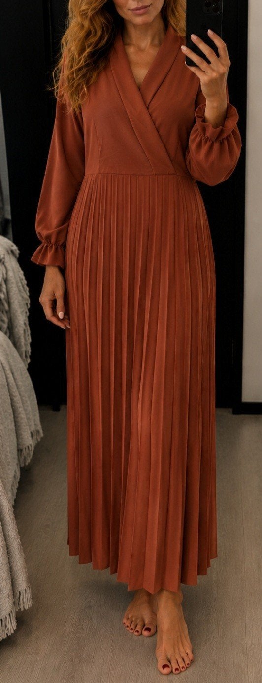 Elegante geplooide maxi jurk in terracotta, Kleding | Dames, Ophalen of Verzenden, Zo goed als nieuw, Maat 38/40 (M), Onder de knie