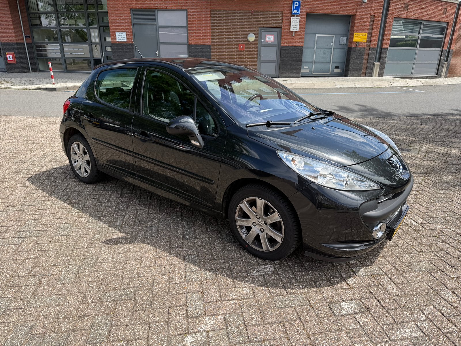 Peugeot 207 - 5-deurs - Automaat - 84.000 km - 2007 - 88KW, Auto's, 4 cilinders, 1209 kg, Zwart, 14 km/l