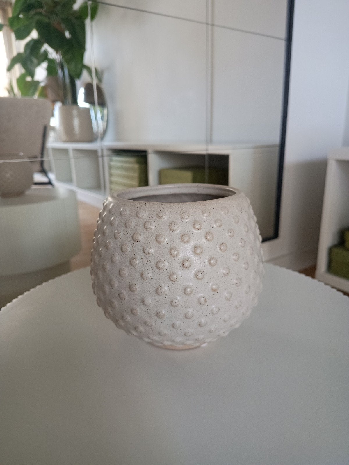 Bloempot beige met nopjes - Intratuin, Tuin en Terras, Rond, Binnen, Ophalen of Verzenden, Zo goed als nieuw