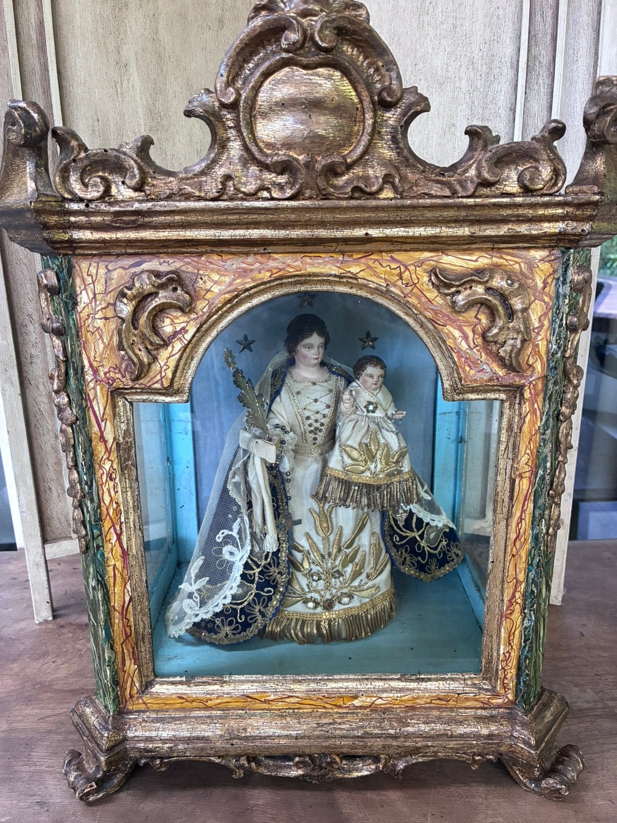 Houten madonna in vitrine, Antiek en Kunst, Antiek | Religie, Ophalen