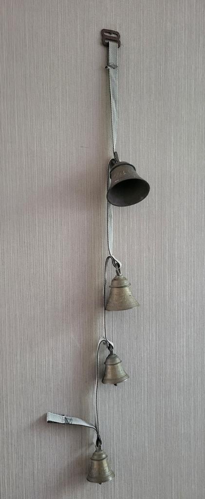 4 Oude bewerkte koperen bellen aan lint, Ophalen of Verzenden
