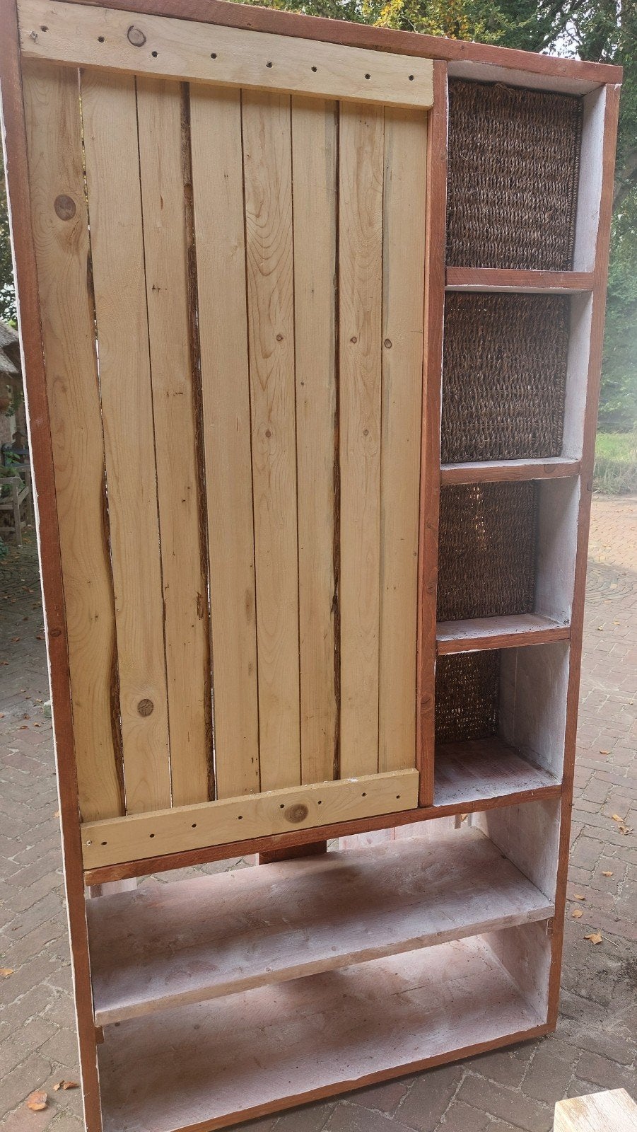 Foto 5 van Steigerhouten wandkast met manden en deurtjes