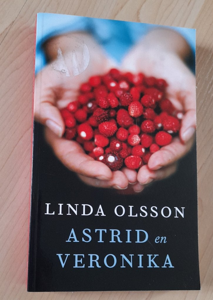 ASTRID EN VERONIKA Linda Olsson, Ophalen of Verzenden, Zo goed als nieuw