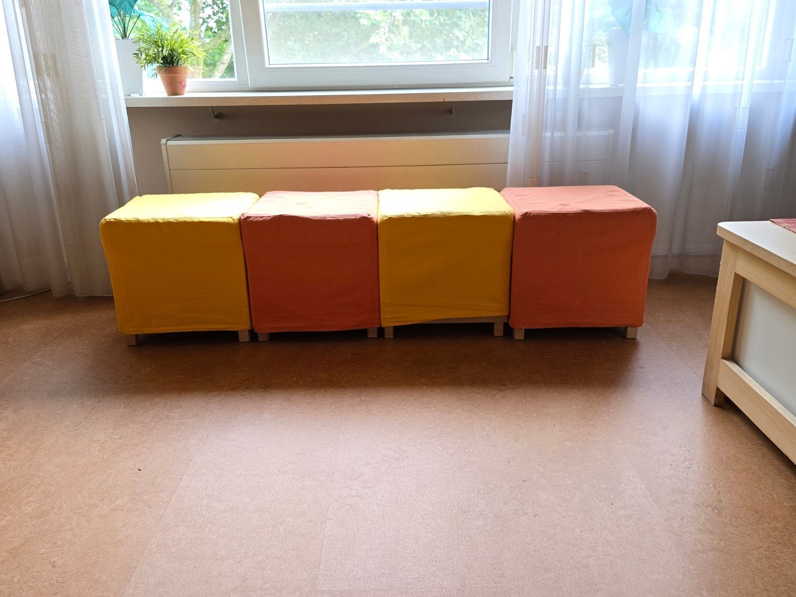 Set van 4 IKEA Klippan poefjes / hockers (Geel/Oranje) - Vin, Ophalen, Minder dan 50 cm, Gebruikt, Modern, Speels