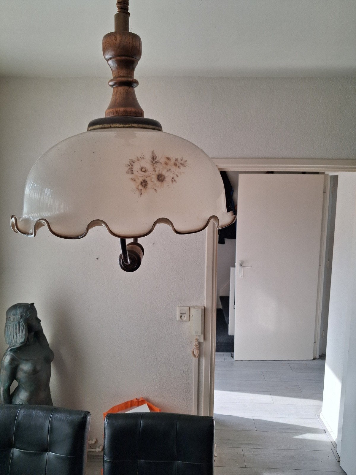 Vintage hanglamp met bloemmotief en houten details, Huis en Inrichting, Ophalen, Gebruikt, Vintage, Landelijk, Retro, E27 (groot)