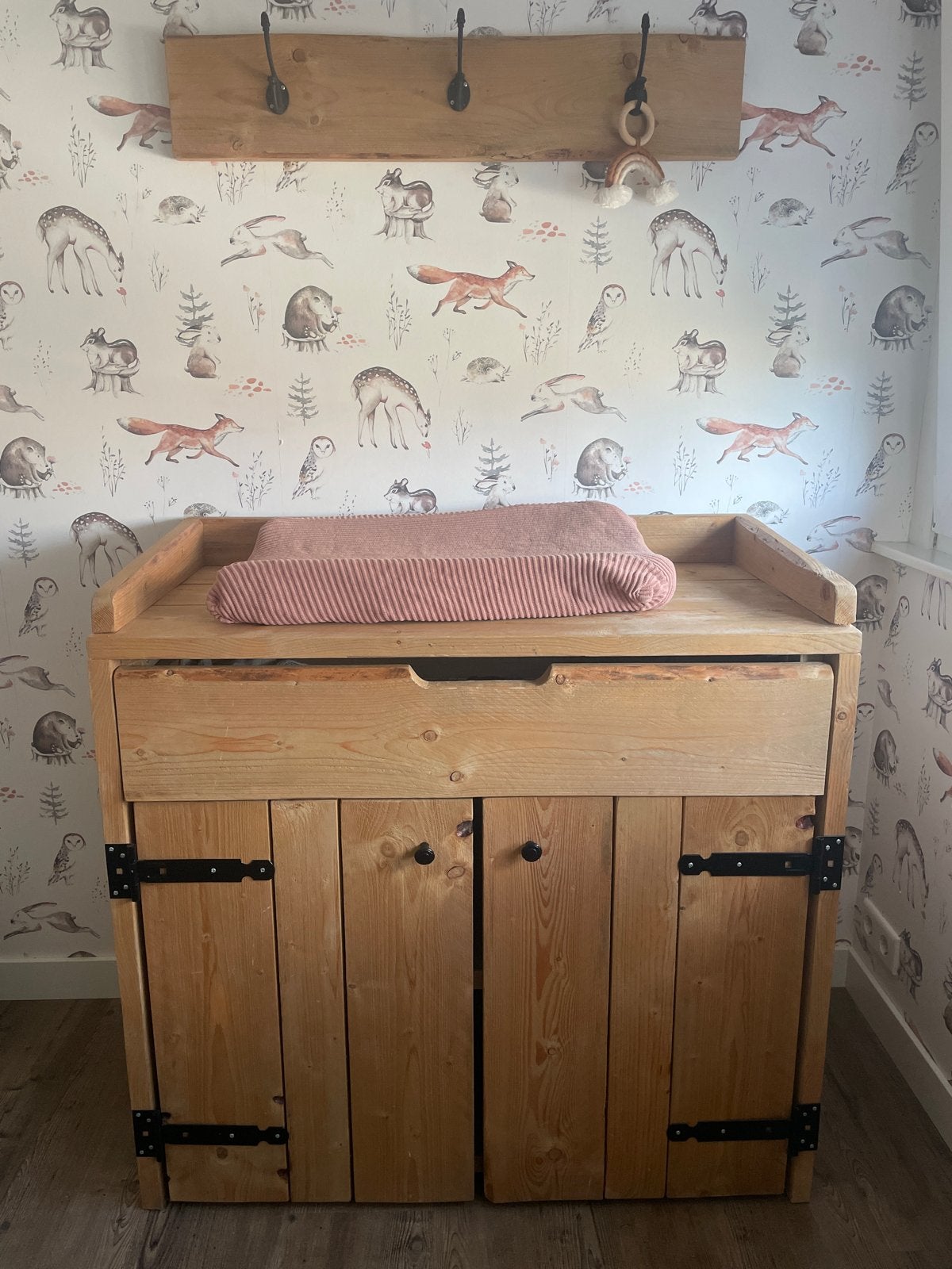 Houten Commode met Opstaande Rand en Lades, Ophalen, Gebruikt, 50 tot 70 cm, 75 tot 100 cm