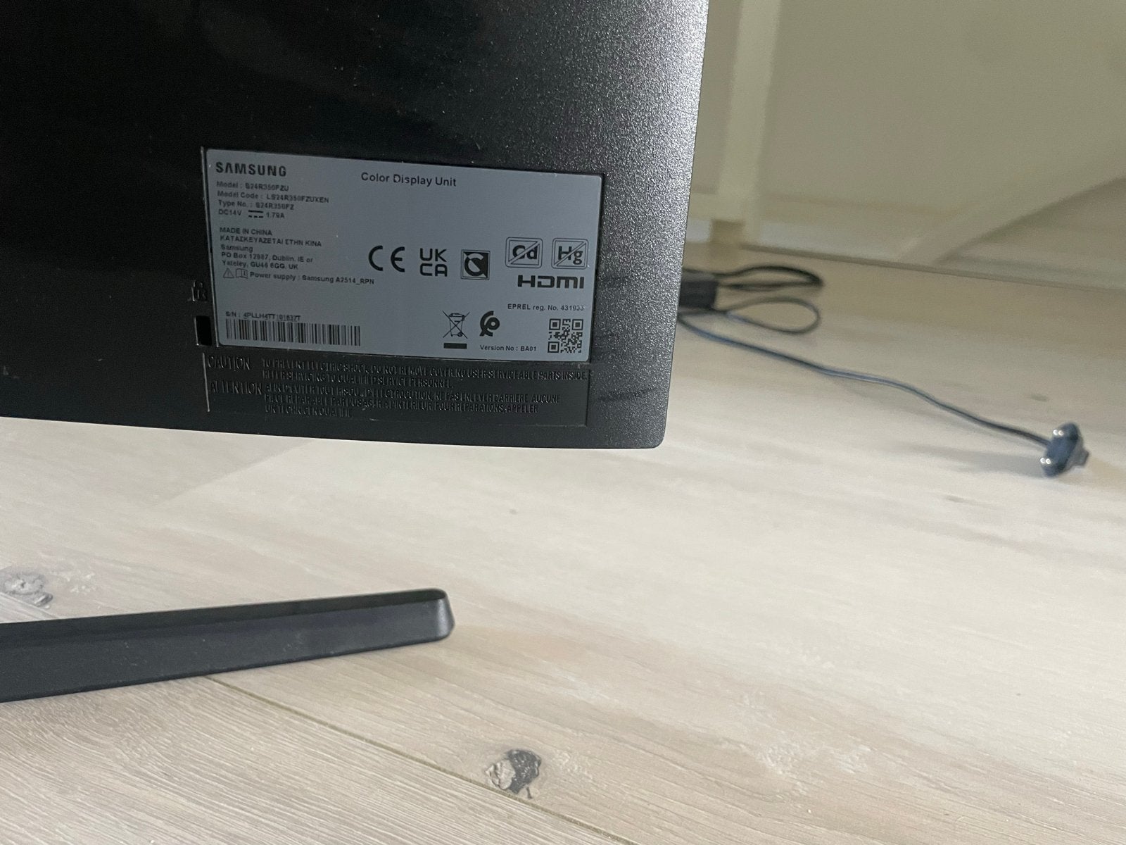 Foto 3 van Samsung S24F350FHU 24 inch Full HD Monitor