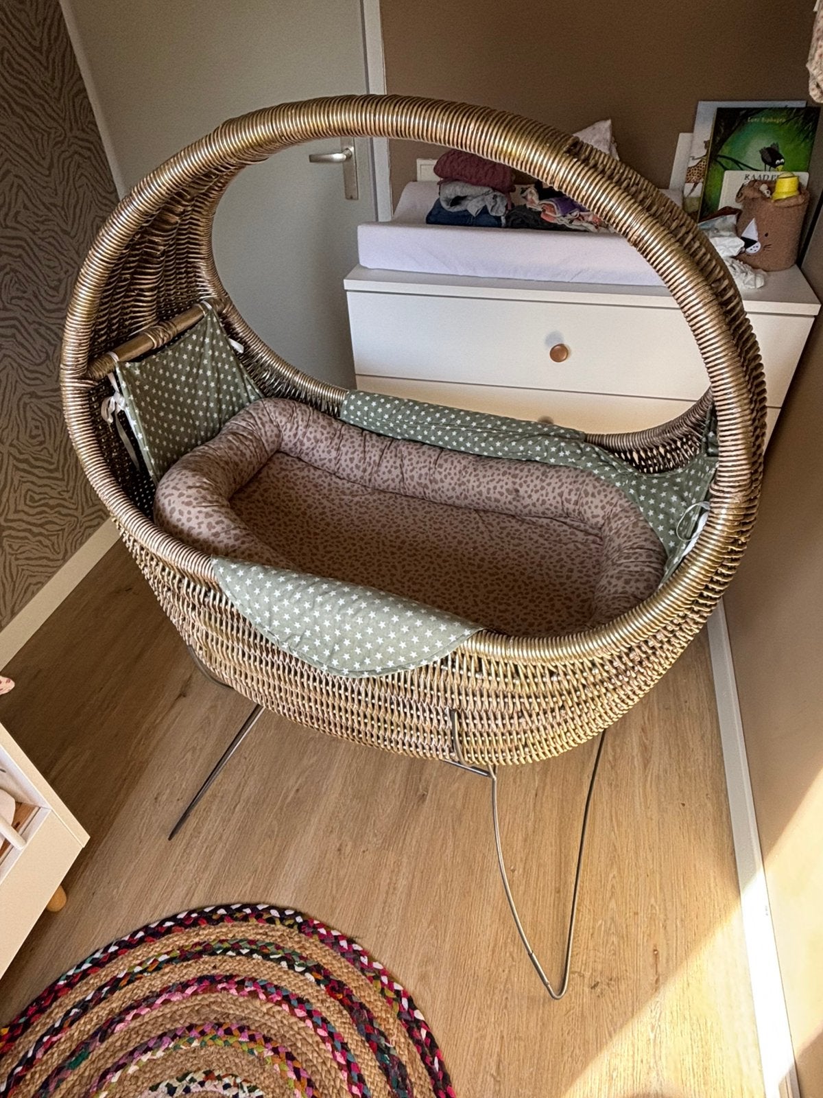 Rotan wieg / mozesmandje op metalen onderstel – boho design, Ophalen, Zo goed als nieuw, Wieg