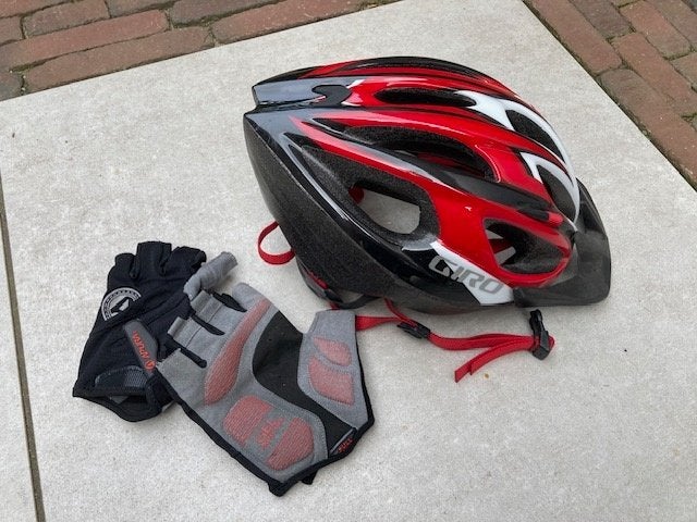 Fietshelm, shirt, fietsbroek met zitkussen en handschoenen, Fietsen en Brommers, Ophalen, Heren, Zo goed als nieuw, L
