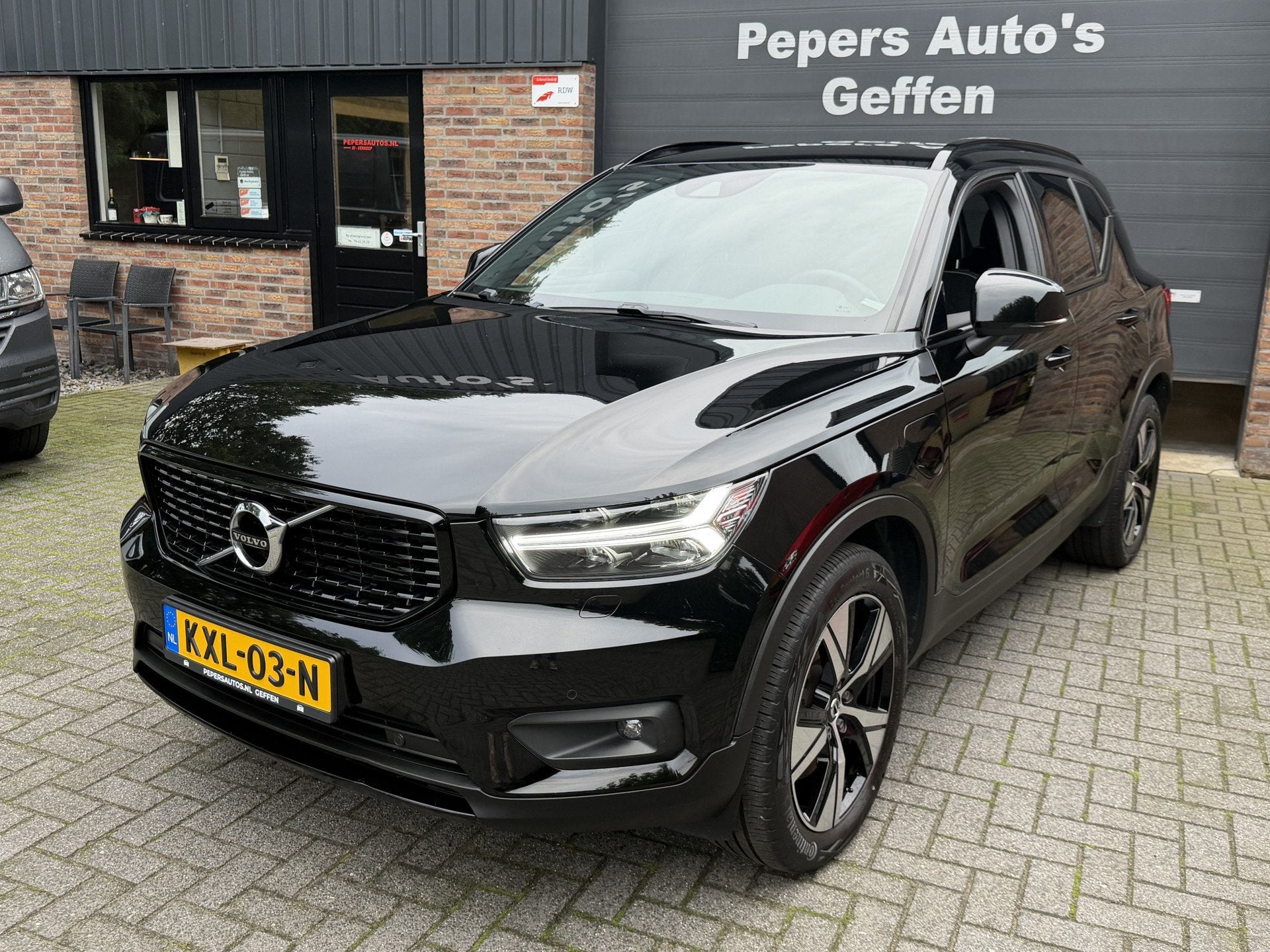 Volvo XC40 1.5 T5 Recharge Inscription Dark R- Design Keyles, Dealer onderhouden, Euro 6, Zwart, Bedrijf