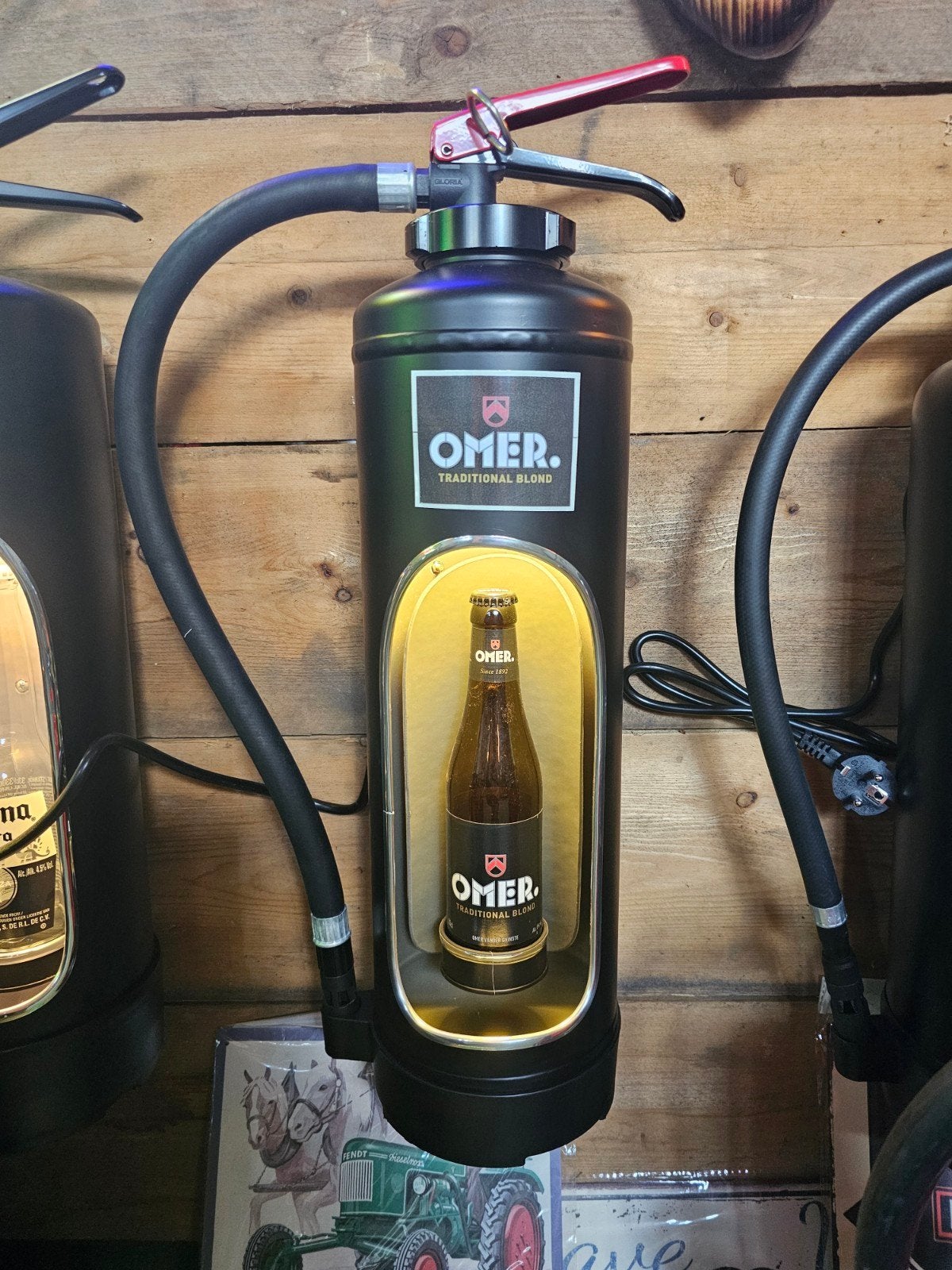 Mooie OMER brandblusser met ledverlichting.

Mooie dec, Ophalen of Verzenden, Nieuw, Reclamebord, Plaat of Schild, Overige merken