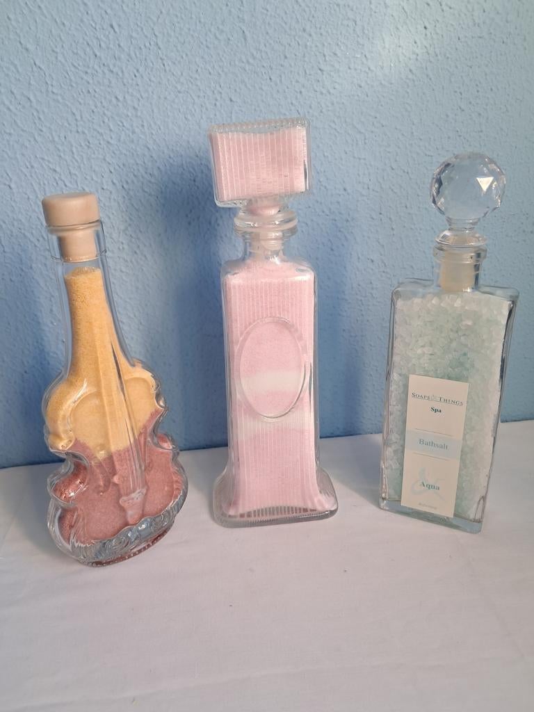Vintage flessen gevuld met scrubzout of badzout. Per fles:, Verzamelen, Ophalen of Verzenden
