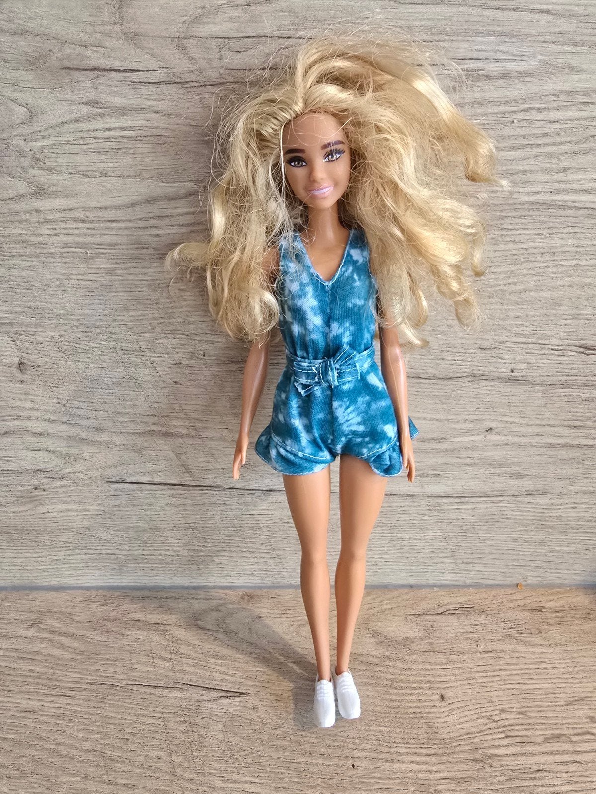 Barbie pop met blond haar en blauw speelpakje, Ophalen of Verzenden, Gebruikt, Barbie