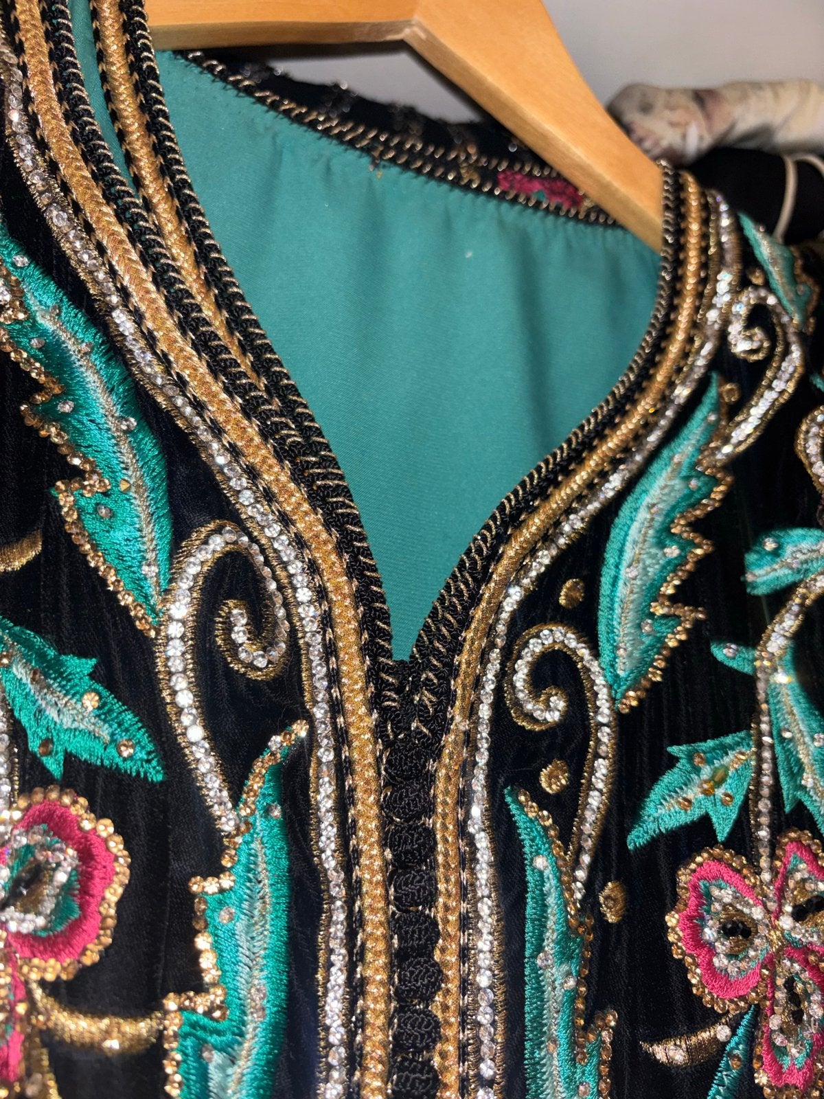 Prachtige fluwelen galajurk met borduursels en steentjes, Kleding | Dames, Gelegenheidskleding, Maat 38/40 (M), Galajurk, Zwart