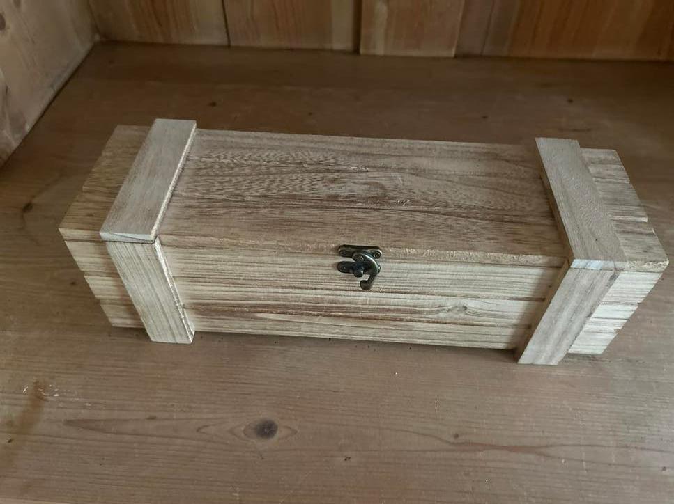 Houten wijnkistje met sluiting - decoratief en praktisch, Ophalen of Verzenden, Zo goed als nieuw, Overige houtsoorten, Minder dan 50 cm