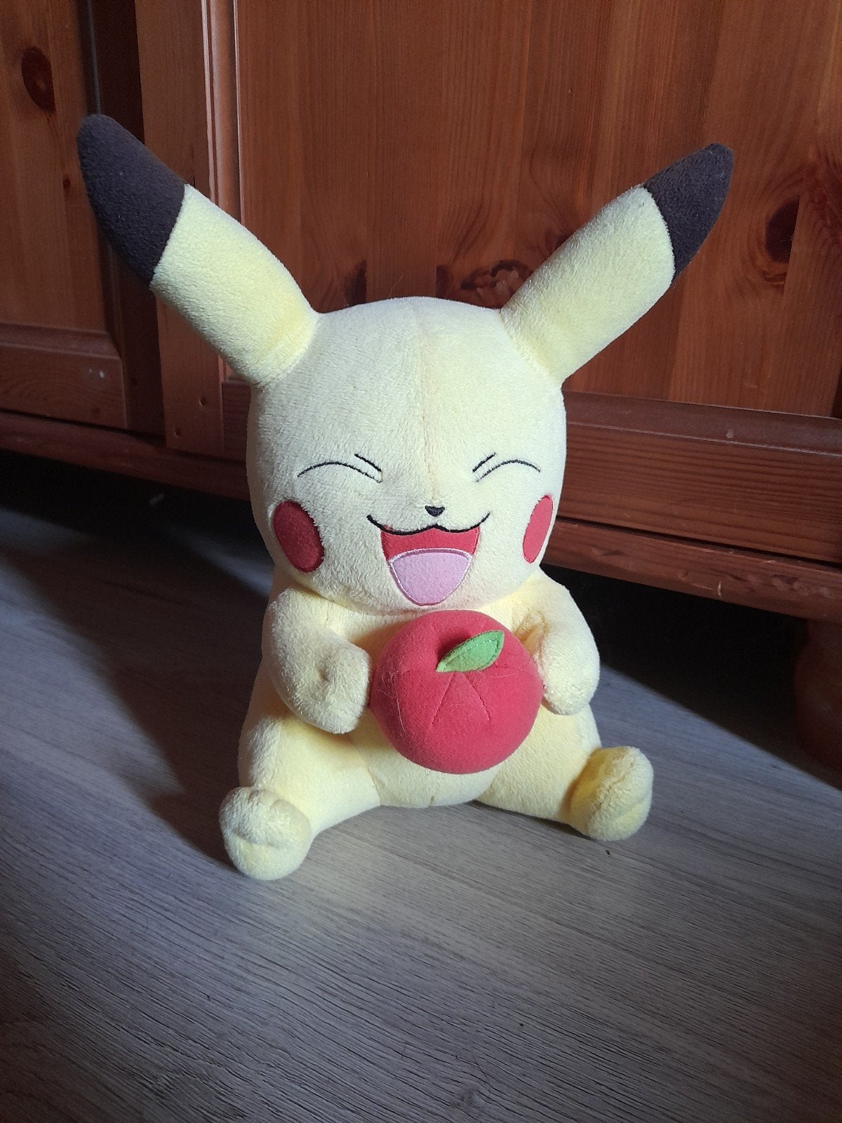 pikachu met Appel 28cm, Ophalen of Verzenden, Zo goed als nieuw
