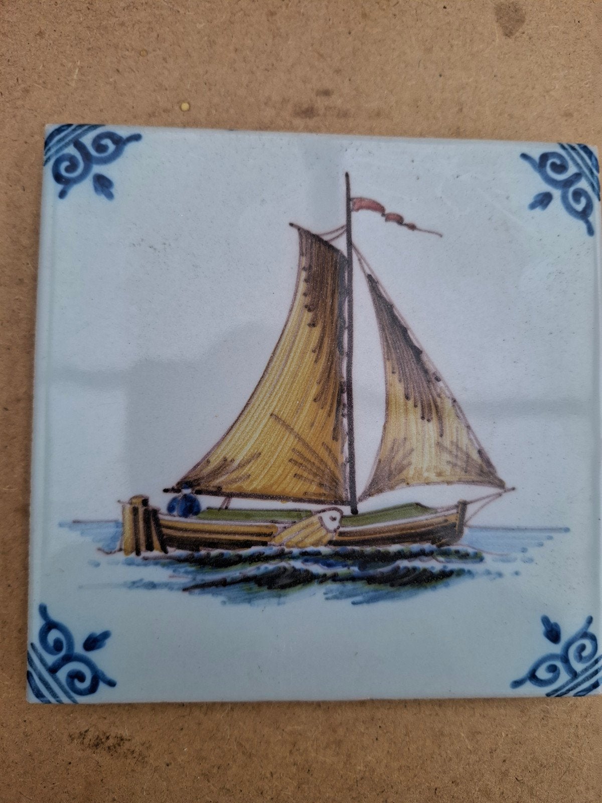 Koninklijke Tichelaar Makkum Delfts Blauw Tegel met Zeilschi, Ophalen of Verzenden