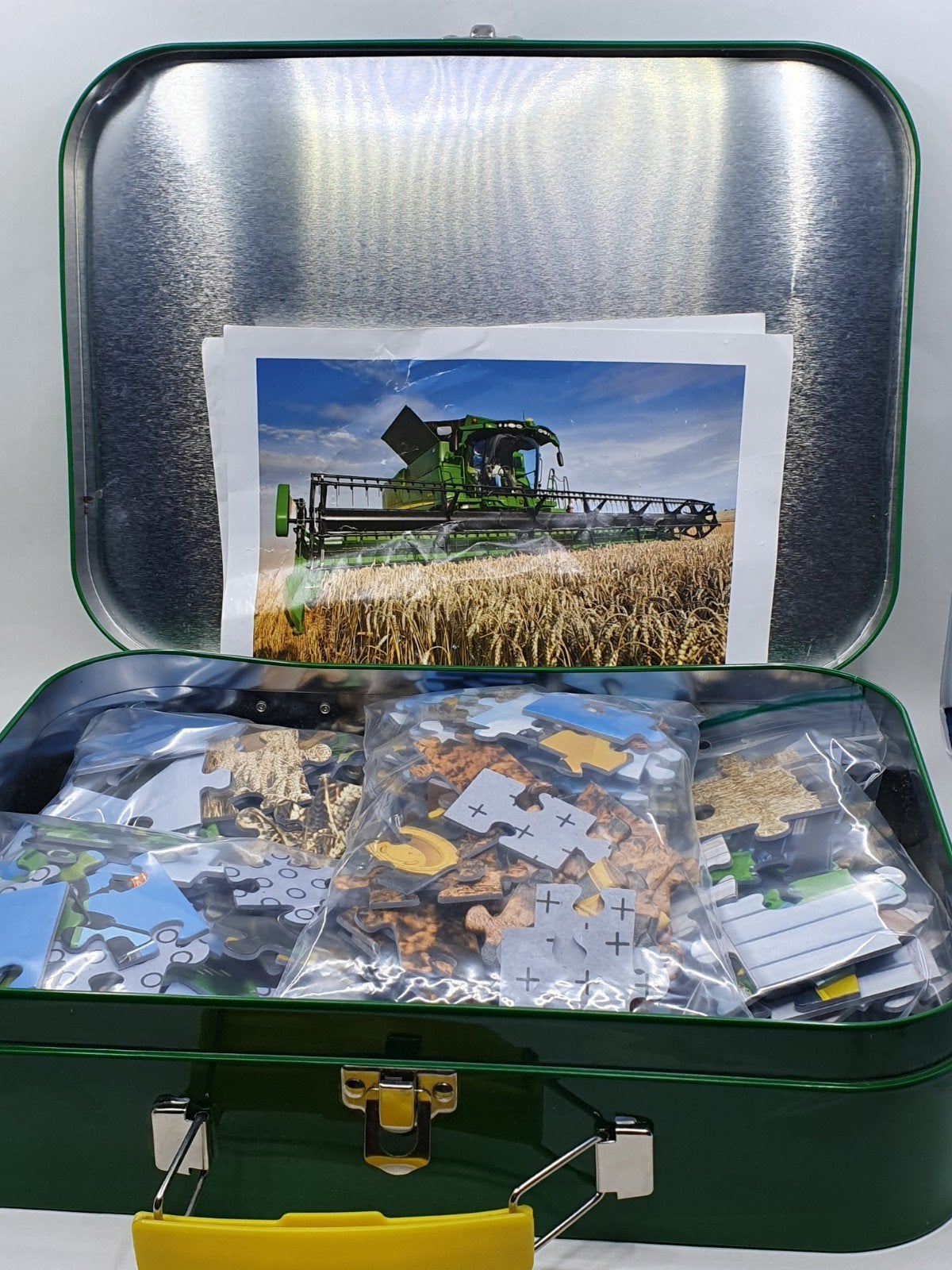 John Deere Puzzelset in Blikken Koffer - 4 Puzzels, Ophalen of Verzenden, 10 tot 50 stukjes, Gebruikt, 2 tot 4 jaar