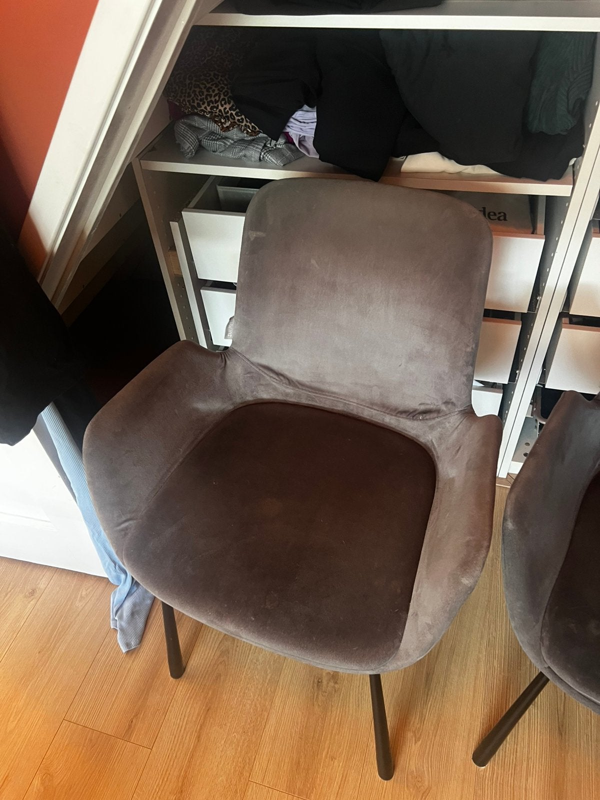 2 grijze eetkamer stoelen van Zuiver, Huis en Inrichting, Stoelen, Ophalen, Gebruikt, Grijs, Twee