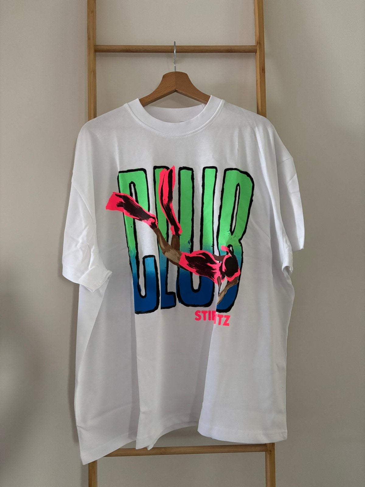 Wit oversized shirt met blauw/groene opdruk Stieglitz, Maat 38/40 (M), Wit, Nieuw, Ophalen of Verzenden